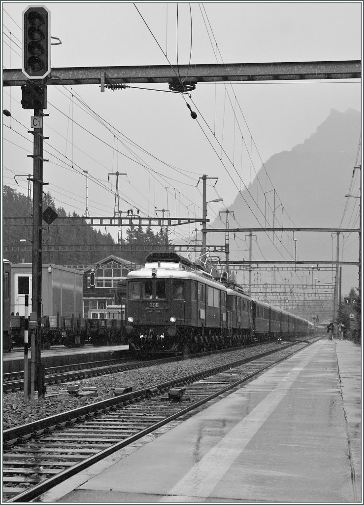 100 Jahre BLS: Morgen bei besserem Wetter ist dieses Bild nicht besser hinzubekommen, denn der Extrazug 31047 (Basel) - Frutigen - Kandersteg verkehrte nur heute am Samstag, den 29. Juni 2013 und war fr mich der Hhepunkt des Tages: gleich zwei BLS Ae 6/8 (208 und 205) fuhren mit ihrem neun Wagenzug in Kandersteg ein. 