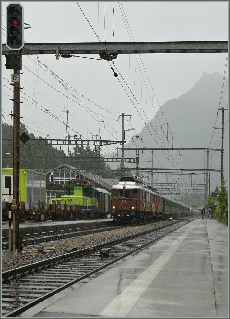 100 Jahre BLS: Morgen bei besserem Wetter ist dieses Bild nicht besser hinzubekommen, denn der Extrazug 31047 (Basel) - Frutigen - Kandersteg verkehrte nur heute am Samstag, den 29. Juni 2013 und war fr mich der Hhepunkt des Tages: gleich zwei BLS Ae 6/8 (208 und 205) fuhren mit ihrem neun Wagenzug in Kandersteg ein. 