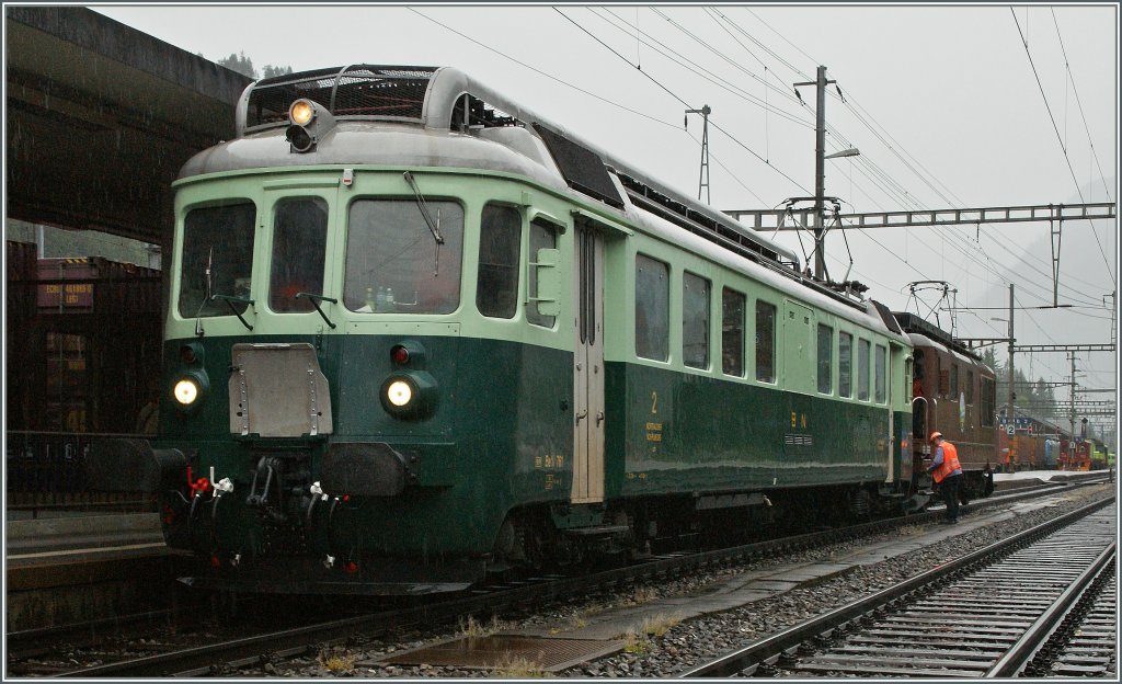 100 Jahre BLS: der schne  Wellensittich  Be 4/4 761 rundete das Programm der im halbstunden Takt verkehrenden historischen Zge auf gelungen Weise ab.
Kandersteg, den 29. Juni 2013.