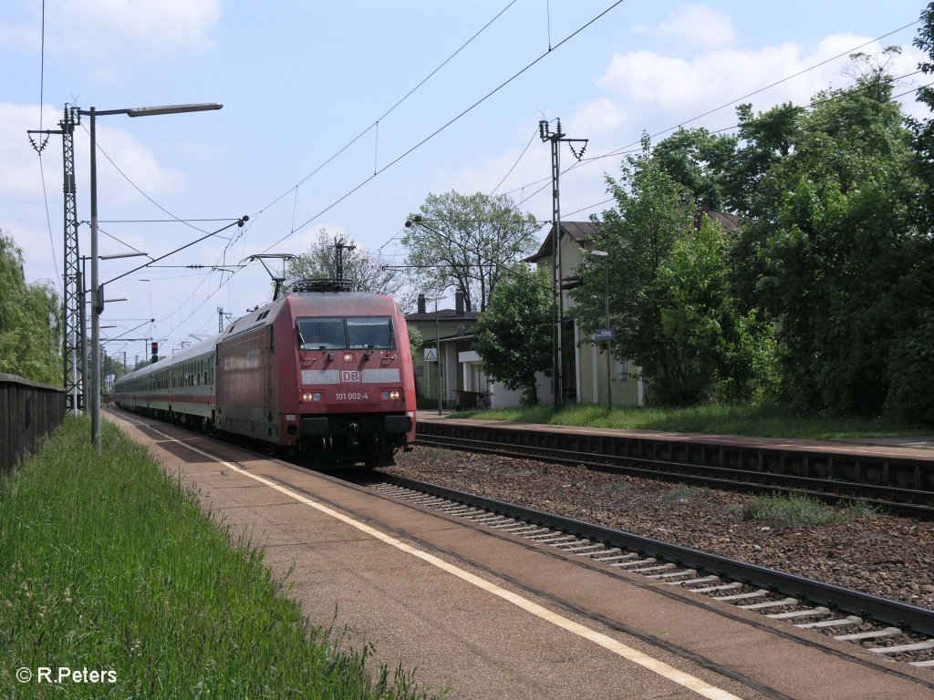 101 002-4 zieht den IC1886 Mhldorf-Hamburg „Rottaler Land“ durch Regensburg -Prfering. 09.05.09
