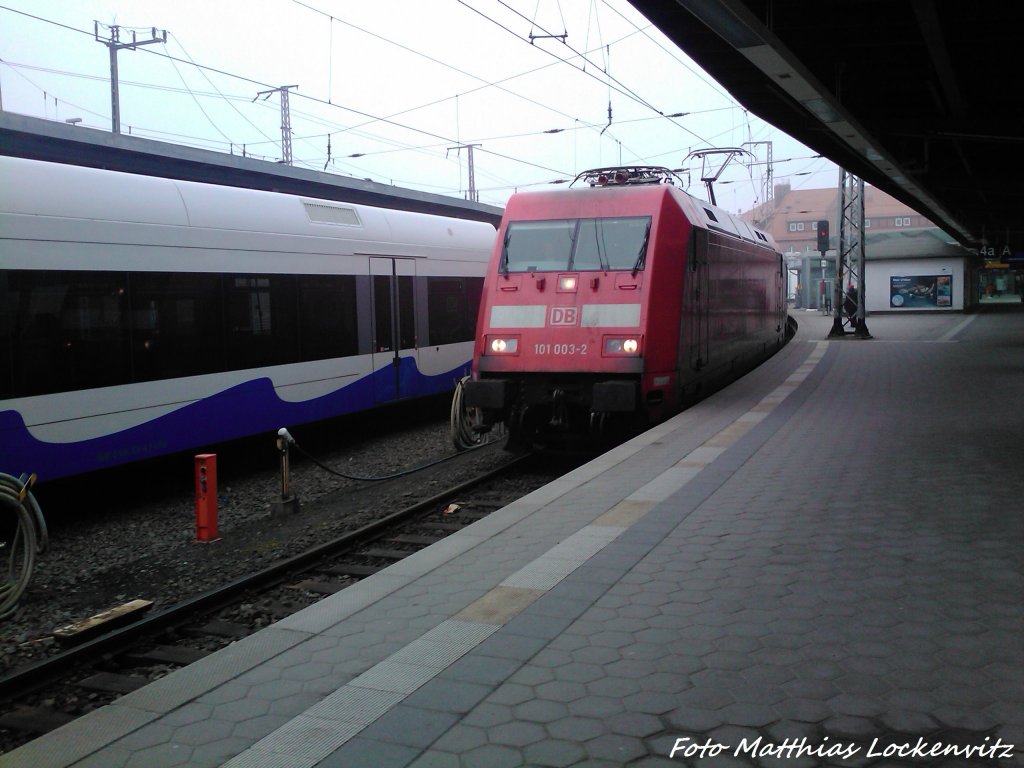 101 003-2 mit InterCity bei der Einfahrt in den Bahnhof Stralsund Hbf am 11.4.13