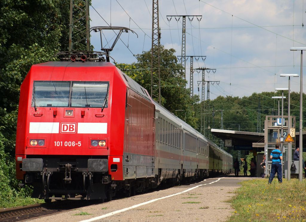 101 006-5 rauschte mit einem Intercity durch Kln West am 15.7.11 