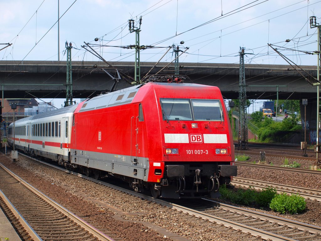 101 007-3 fuhr am 24.6 mit einem Intercity aus dem Bahnhof Hamburg-Harburg.