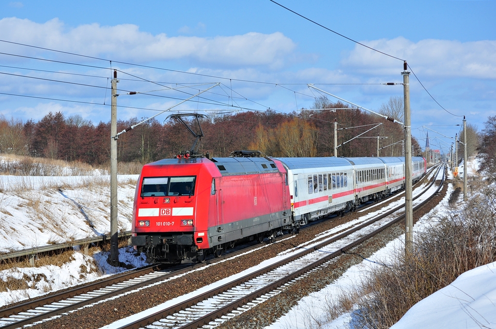 101 010 rauscht am 22.03.2013 mit dem IC 2089 am 22.03.2013 durch Sildemow.Am Zugschluss schiebt die 101 062 mit.