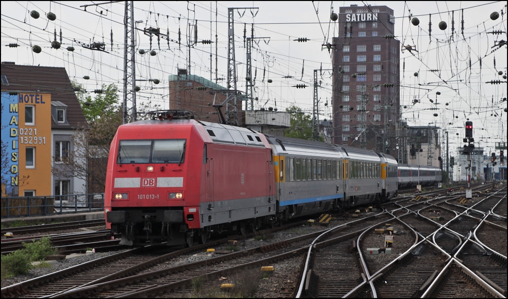 101 013 mit dem EC 102 von Chur nach Kiel Hbf  bei der Einfahrt in den Klner Hbf am 17.04.11 