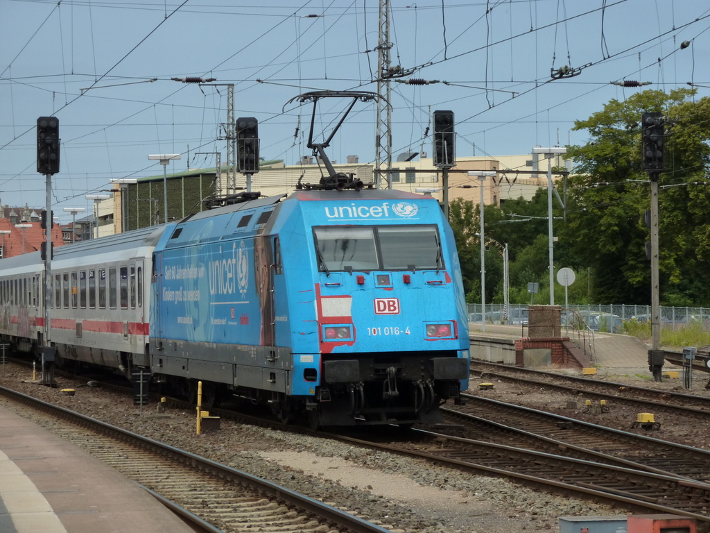 101 016-4 mit IC am 19.07.10 in Stralsund