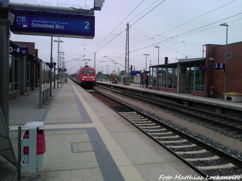 101 020-7 mit einem Leeren InterCity unterwehs nach Ostseebad Binz bei der Durchfahrt in Bergen auf Rgen am 2.6.13