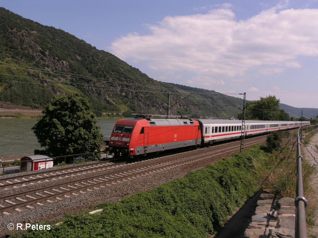 101 022-2 zieht ein IC 2012 Obersdorf-Leipzig HBF an oberwesel vorbei. 24.07.08
