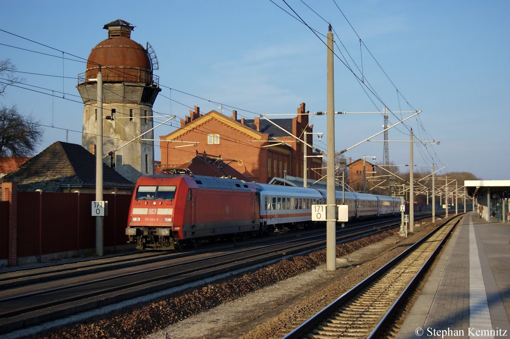 101 024-8 mit dem EC 248 von Krakow Glowny nach Hamburg-Altona in Rathenow. 27.03.2011