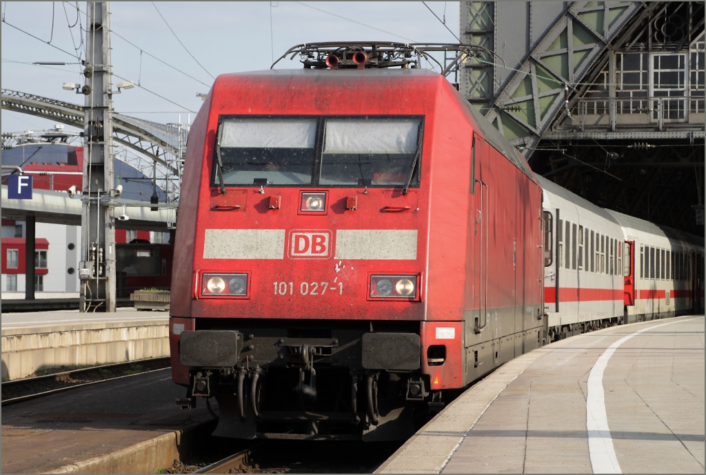 101 027 mit IC 2329 von Kiel Hbf nach Nrnberg Hbf beim Zwischenhalt im Kln Hbf