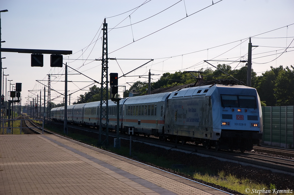 101 028-9  800 Jahre Sachen-Anhalt  mit dem IC 147 von Schiphol (Airport) nach Berlin Ostbahnhof in Rathenow. 25.05.2012