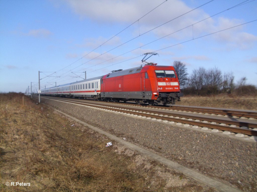 101 030-5 schiebt den IC nach Oldenburg bei Leipzig-Halle Flughafen. 06.03.11