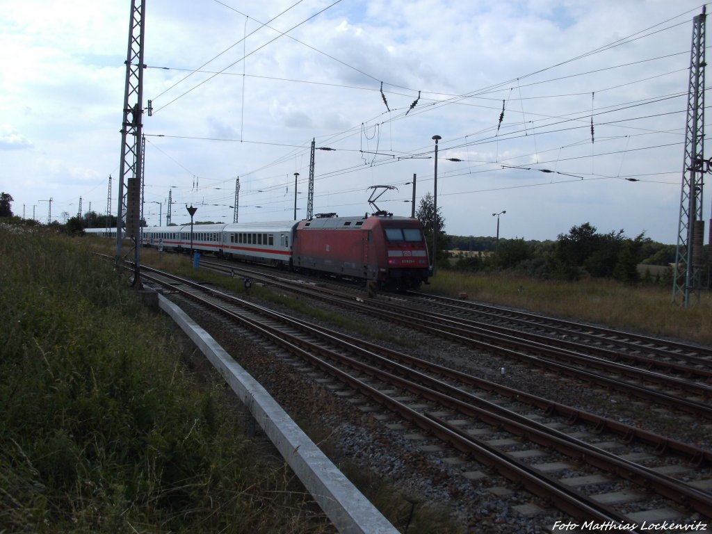 101 033-9 als Sclusslicht am IC 2287 bei der Ausfahrt aus Bergen auf Rgen am 10.8.13