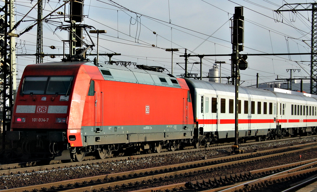 101 034-7 mit IC nach Frankfurt am Main am 05.11.11 in Fulda