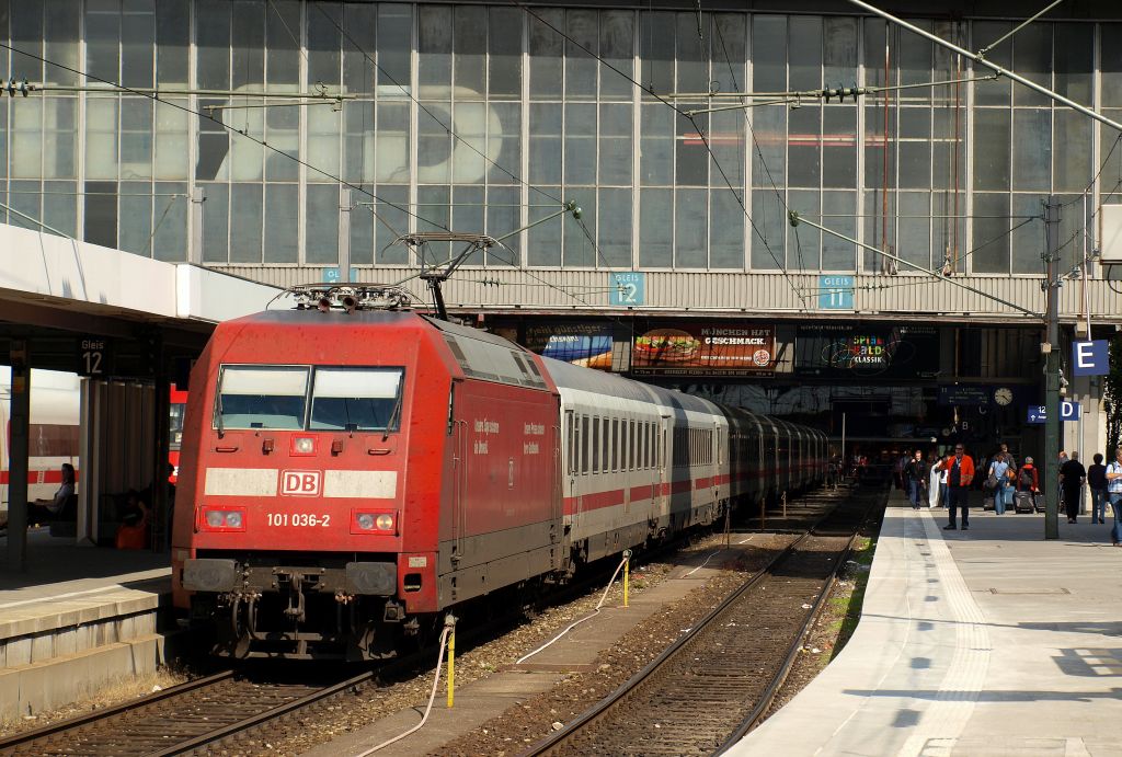 101 036-2 stand mit dem IC 2206 nach Nrnberg HBF im Mnchener Hbf am 26.7.11.