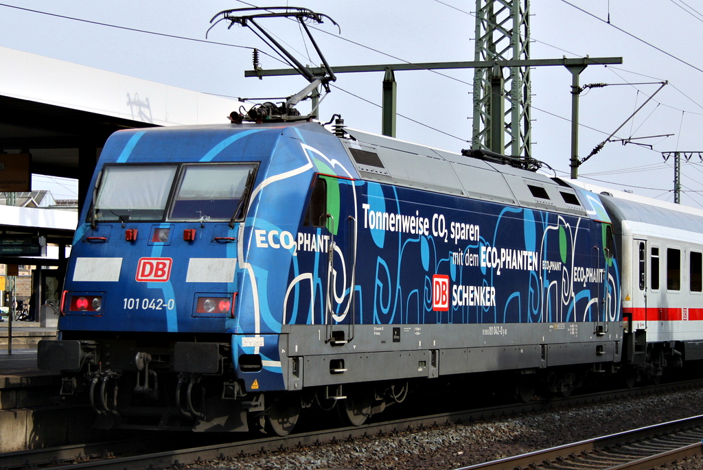 101 042 ECO2Phant mit IC 2356 Arkona von Ostseebad Binz nach Frankfurt Flughafen am 17.04.12 in Fulda