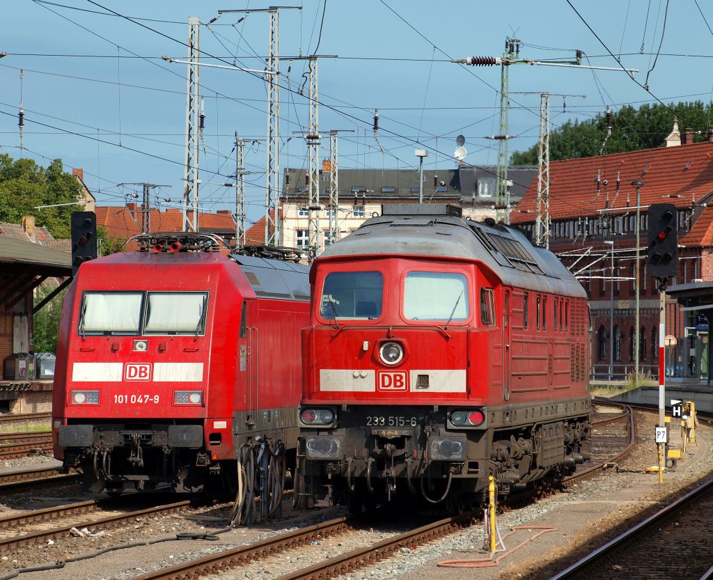 101 047-9 und 233 515-6 trafen sich am 19.7.10 im Stralsunder Hbf.