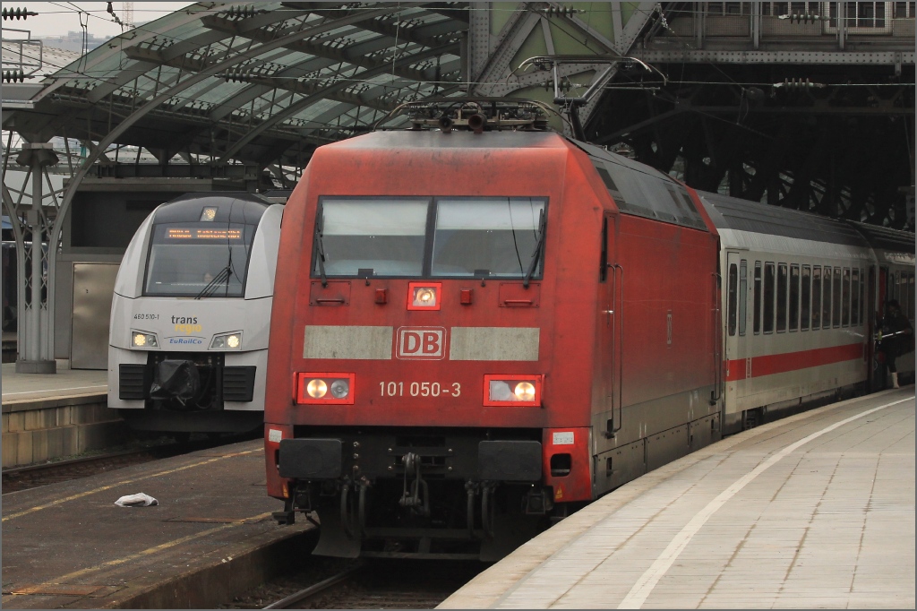 101 050 am 19.02.11 beim Zwischenhalt in Kln Hauptbahnhof