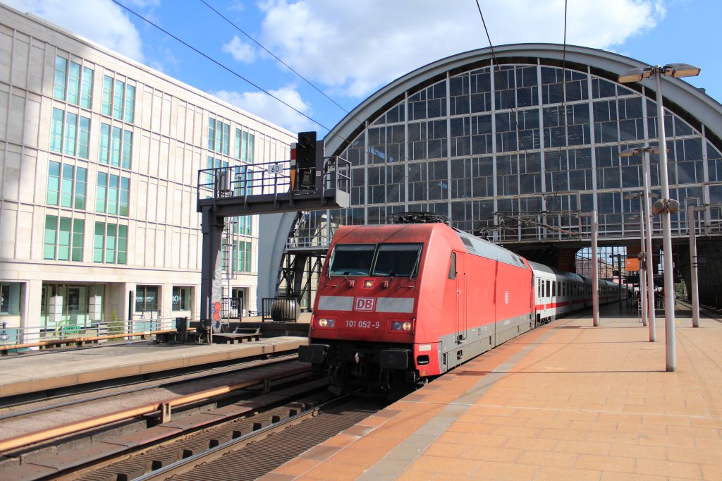 101 052-9 am 6. September 2012 im Bahnhof  Berlin-Alexanderplatz .