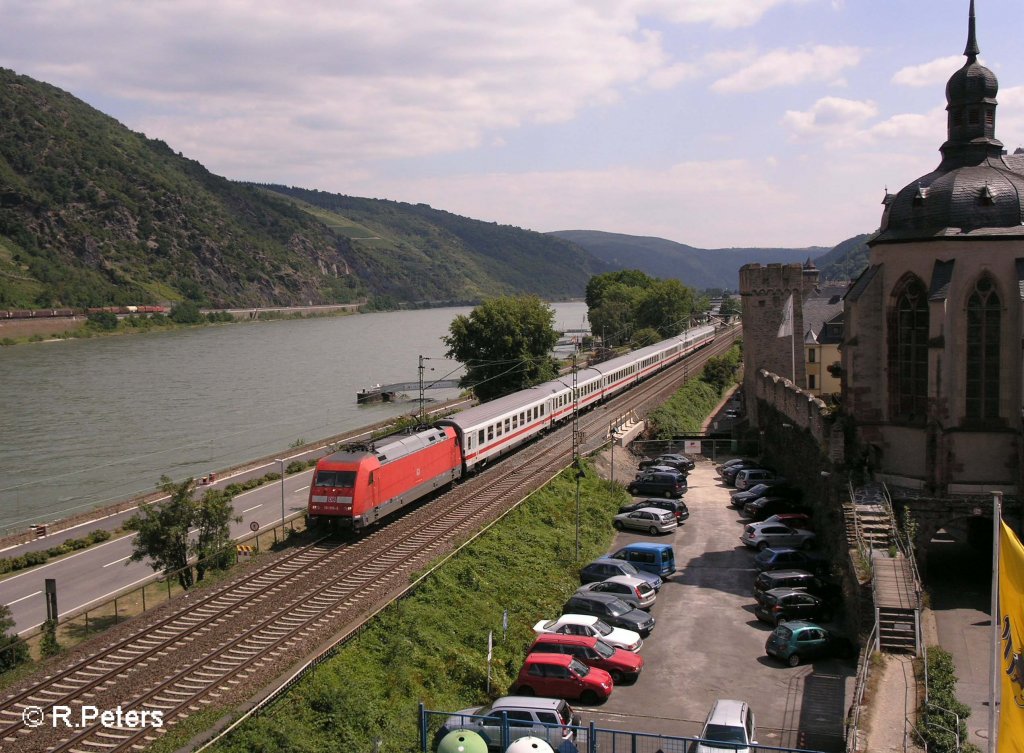 101 056-0 zieht den IC 1811 Dortmund-Stuttgart durch Oberwesel. 24.07.08
