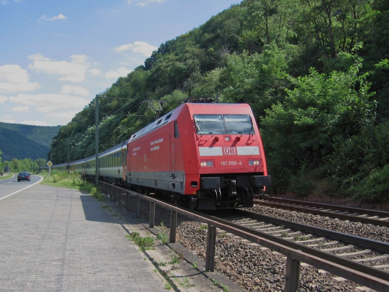 101 059 mit EC am 25.07.07 in der Nhe von Oberwesel.