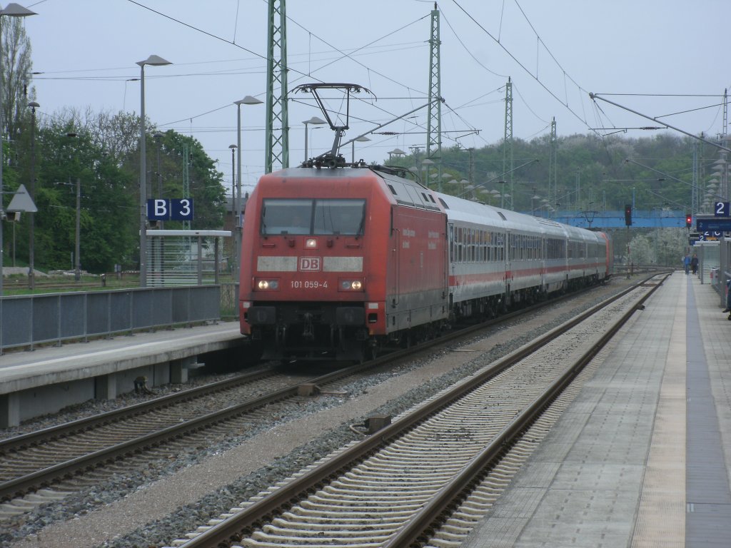 101 059,mit dem Uex Binz-K�ln,am 11.Mai 2013,in Bergen/R�gen. 