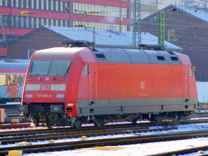 101 062 ist etwas Steifgerohren am 05.01.10 in Frankfurt