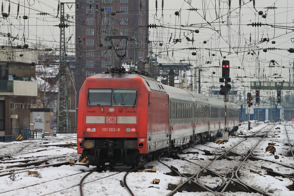 101 062 wartet hier am 28.12.10 auf Einfahrt in den Klner Bbf