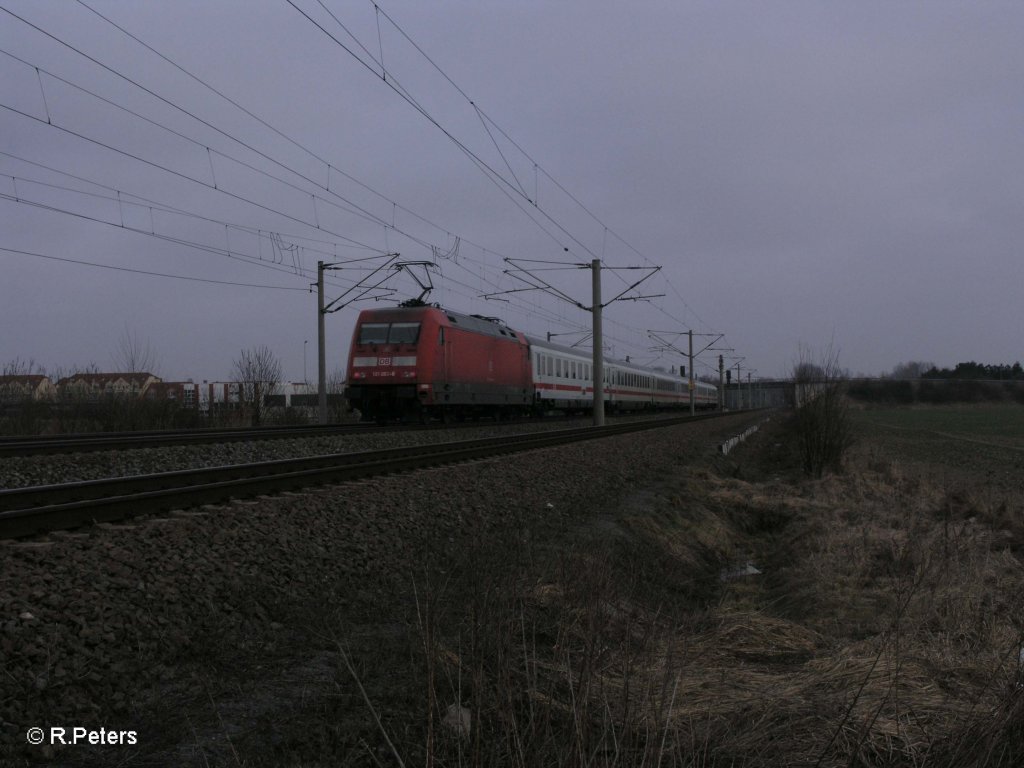 101 063-6 schiebt ein IC bei Borsdorf. 05.03.11