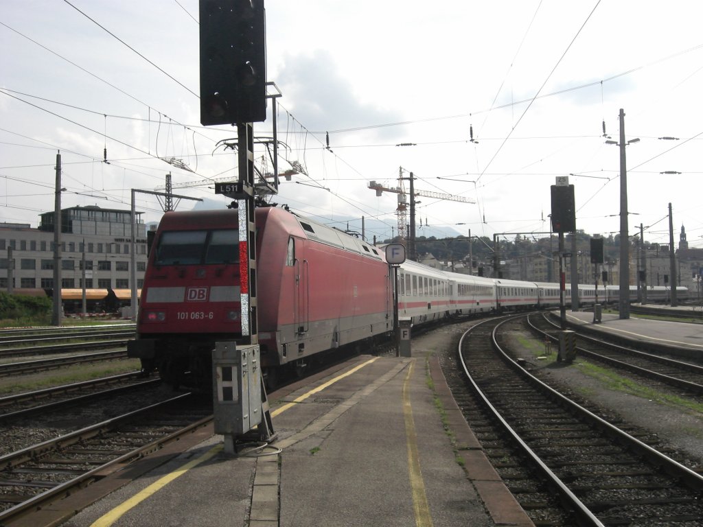 101 063-6 verlt am 8. August 2009 am Zugende den Salzburger Hauptbahnhof.