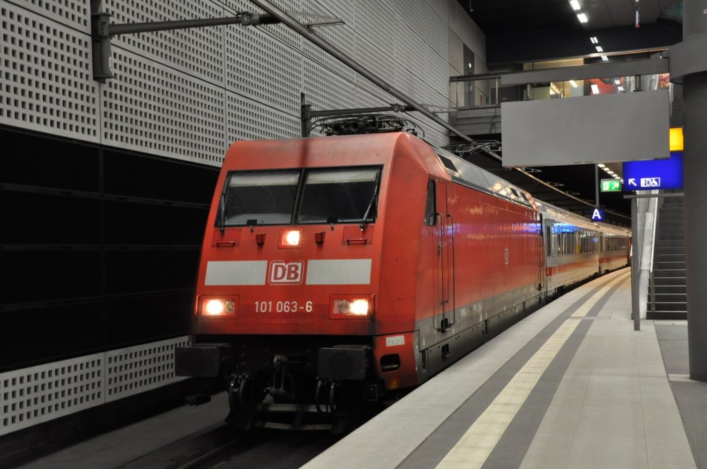 101 063 In Berlin Hauptbahnhof (mit ca. 60 Minuten Versptung und das war noch nicht alles -> er stand noch ca. 90 Minuten!)