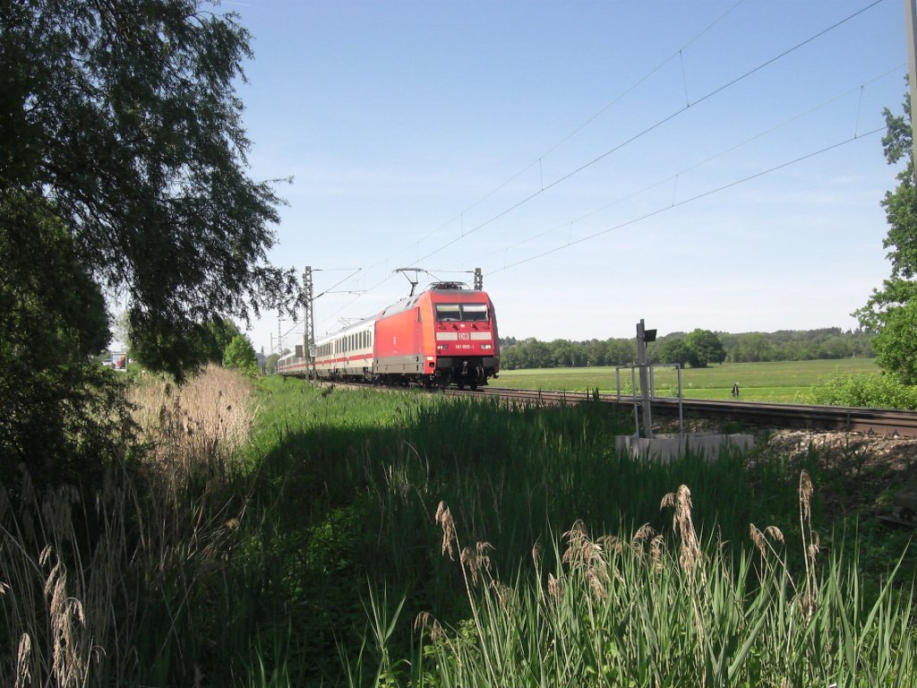 101 065-1 auf dem Weg nach Salzburg. Aufgenommen am 17. Mai 2009 bei Weisham, zwischen Prien am Chiemsee und Bernau.