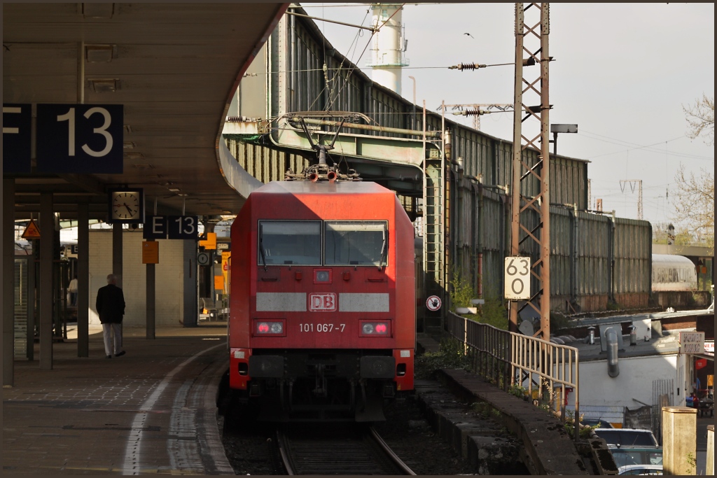 101 067 am 09.04.11 im Duisburger Hbf