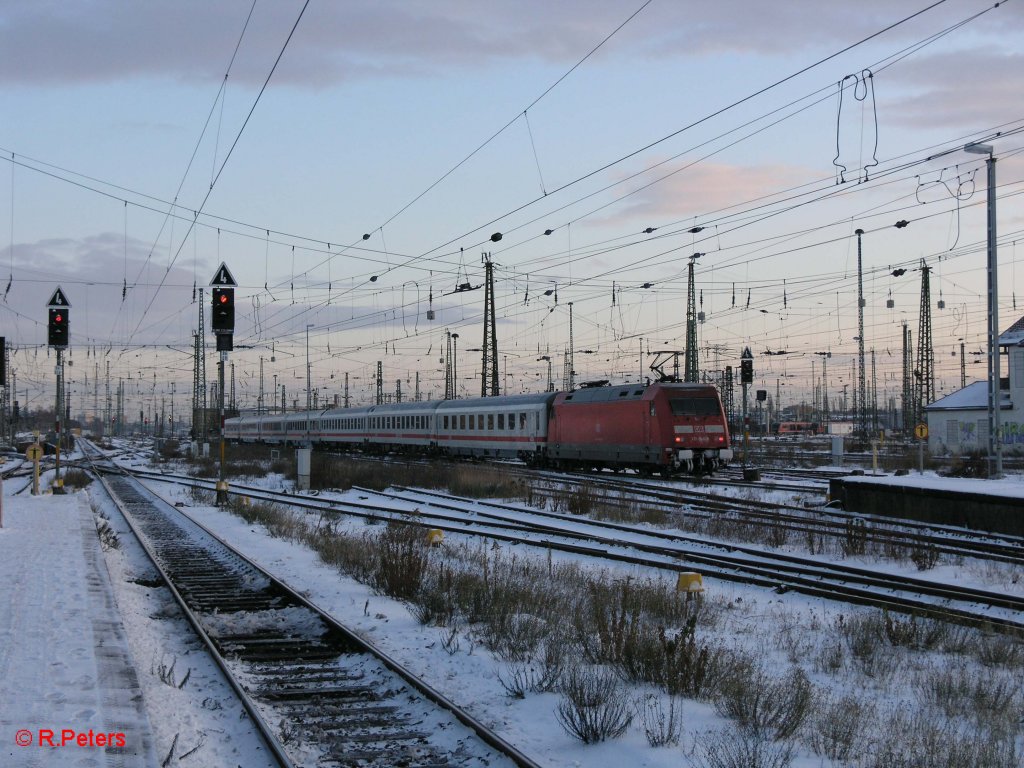 101 068-5 verlsst Leipzig HBF mit den IC 2046 Leipzig – Hannover geschoben. 21.12.09

