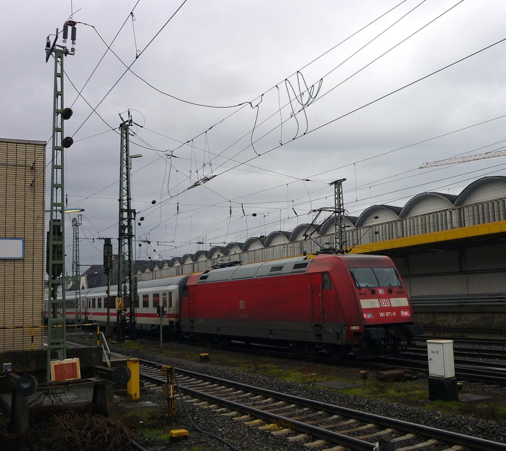 101 071 9 drckt einen IC gerade in den Koblenzer Hbf rein