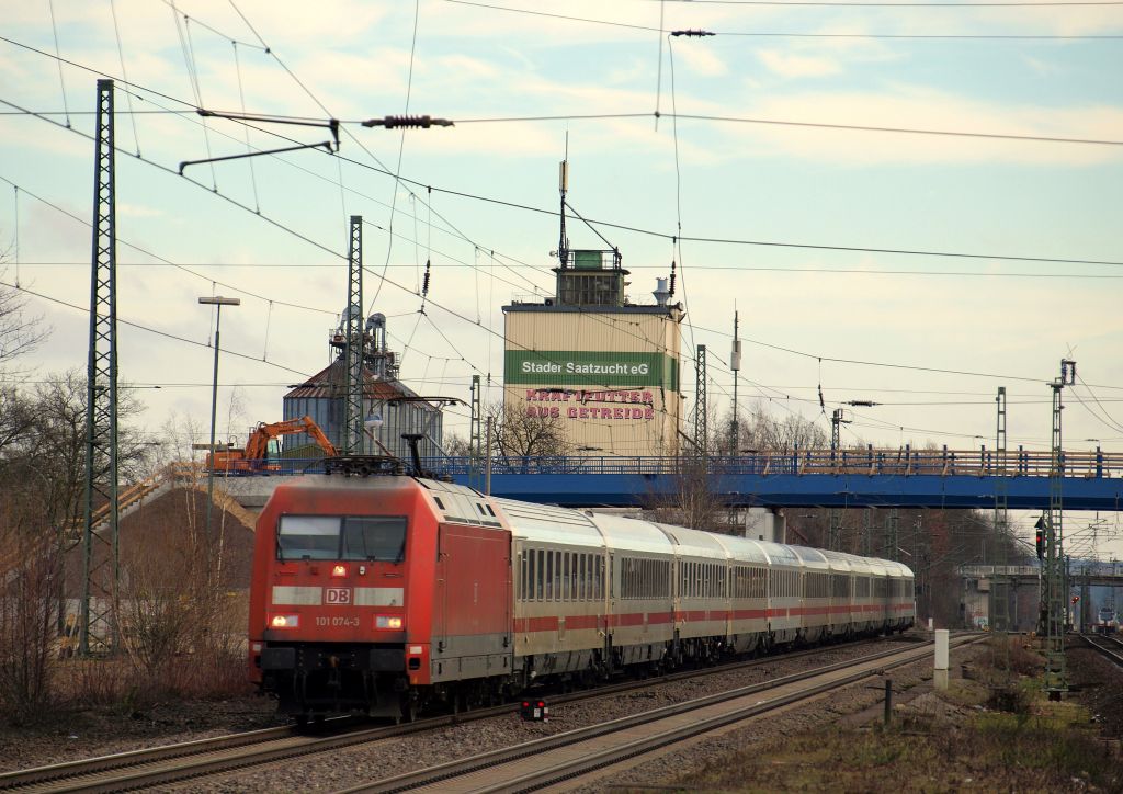 101 074-3 raste mit einem Ruhrpott-IC durch Tostedt am 12.2. 