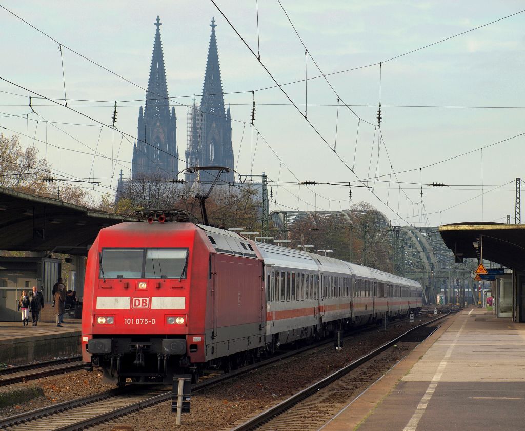 101 075-0 fuhr mit einem Intercity durch Kln Messe/Deutz am 20.11