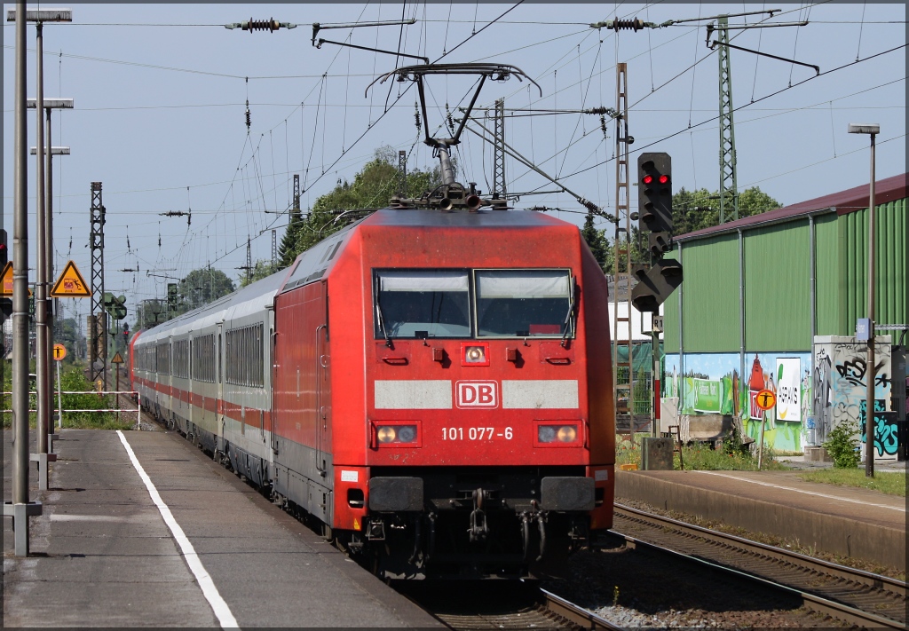 101 077 mit IC bei der Durchfahrt von Kamen am 04.06.11