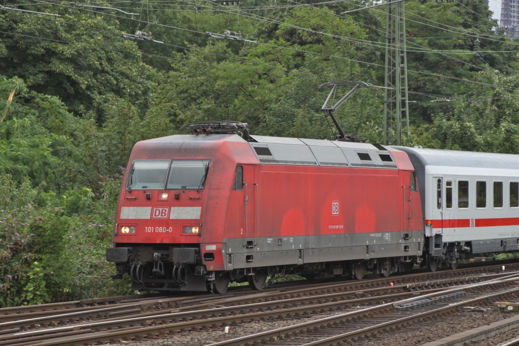 101 080 am 24.07.10 mit IC in Kln Deutz