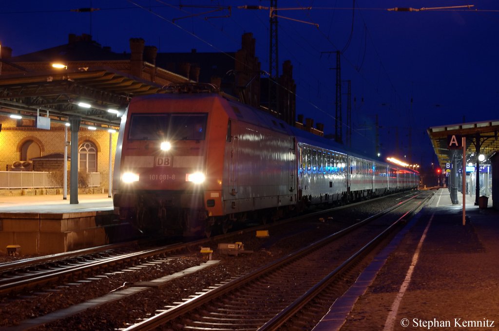 101 081-8 mit dem IC 140 nach Schiphol (Airport) in Stendal. 04.02.2011