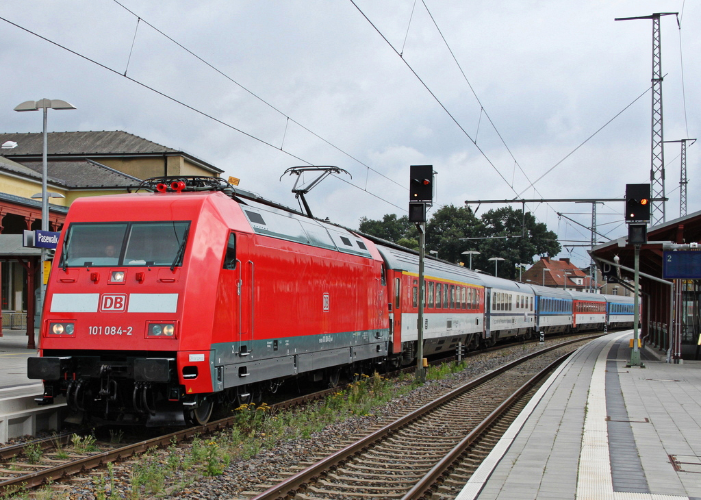 101 084-2 (Rev. 18.07.11) mit EC nach Ostseebad Binz am 20.07.11 in Pasewalk