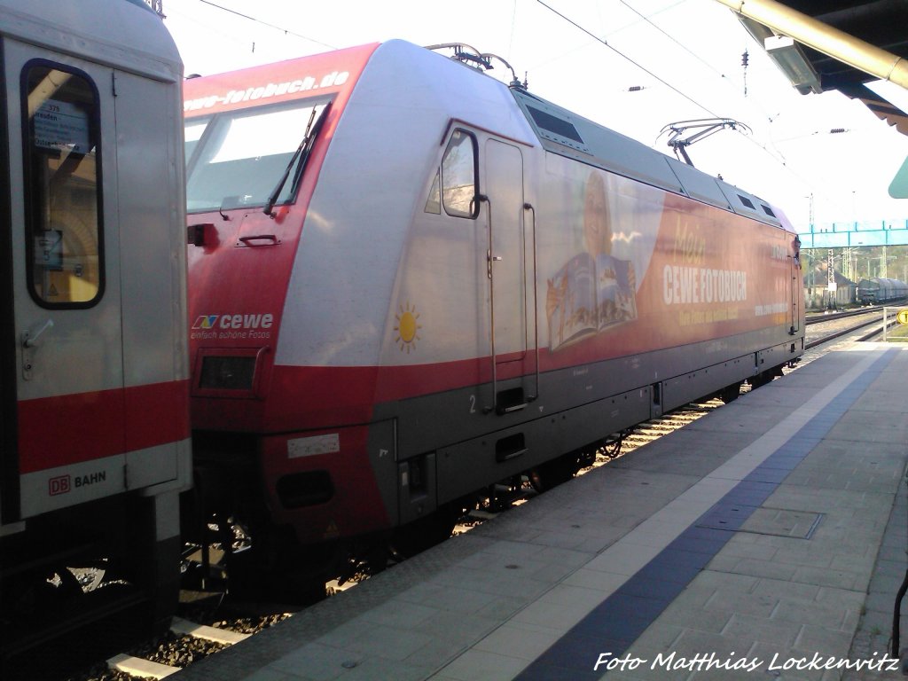 101 089-1 mit CEWE-Fotobuchwerbung von REWE am EuroCity 378 mit ziel Ostseebad Binz im Bahnhof Bergen auf Rgen am 8.5.13