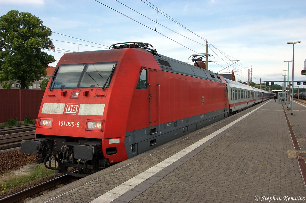 101 090-9 mit dem IC 140 von Berlin Ostbahnhof nach Schiphol (Airport) steht in Rathenow. Wegen einer  Signalstrung  und  Warten auf Fhrgste aus einem anderen Zug  des RE 92422 aus Falkenberg(Elster), hatte der IC 140 einen zustzlicher Halt in Rathenow und fuhr mit ca. 30min Versptung ab. 13.06.2012