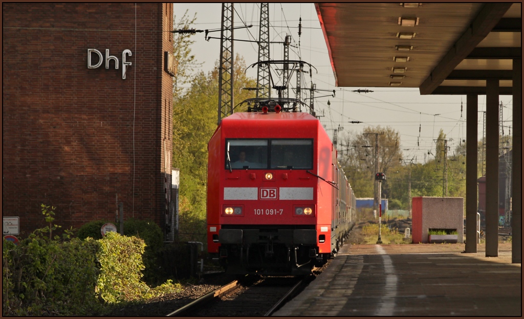 101 091 mit kaputtem Scheibenwischer und EC 100 nach Hamburg am 09.04.11 in Duisburg Hbf