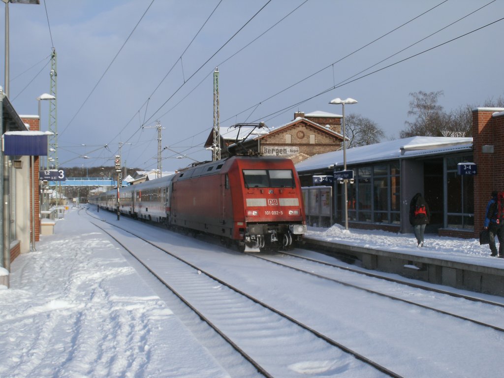 101 092-5 schob,am 02.Februar 2012,den IC 2212 Koblenz-Binz pnktlich aus Bergen/Rgen.