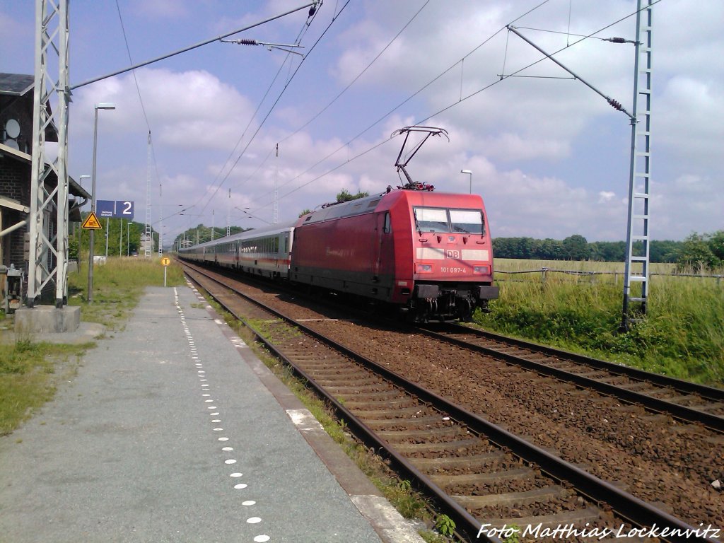 101 097-4 mit dem InterCity (IC) bei der Durchfahrt in Teschenhagen am 5.7.13 