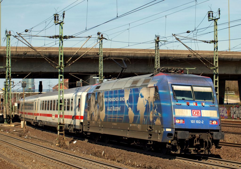 101 102-2 fuhr mit dem IC 2311 aus dem Harburger Bahnhof.