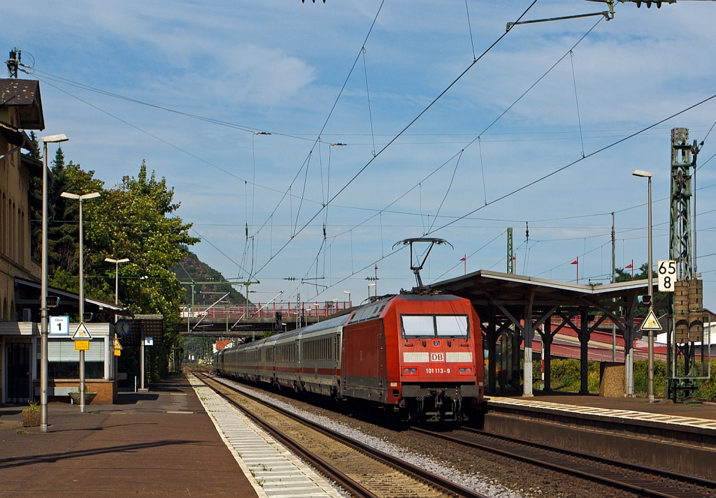 101 113-9 schiebt einen IC durch den Bahnhof Brohl am 02.09.2012 in Richtung Kln.