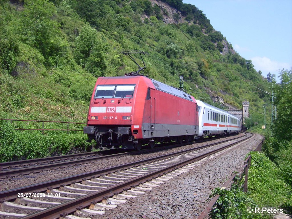 101 117-0 verlsst den Tunnel von ST.Goars mit den IC 2013 Magdeburg -Obersdorf. 25.07.08
