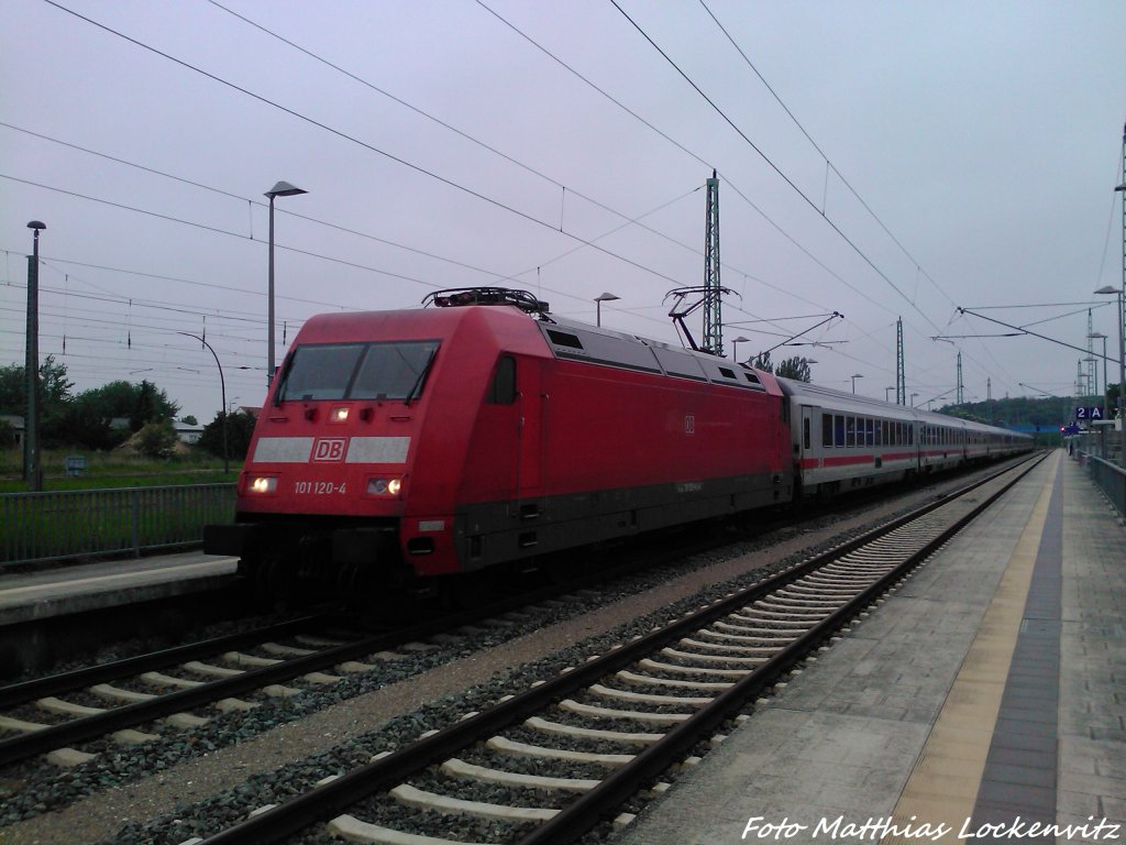 101 120-4 mit IC 2213 mit Ziel Stuttgart bei der Einfahrt in Bergen auf Rgen am 2.6.13